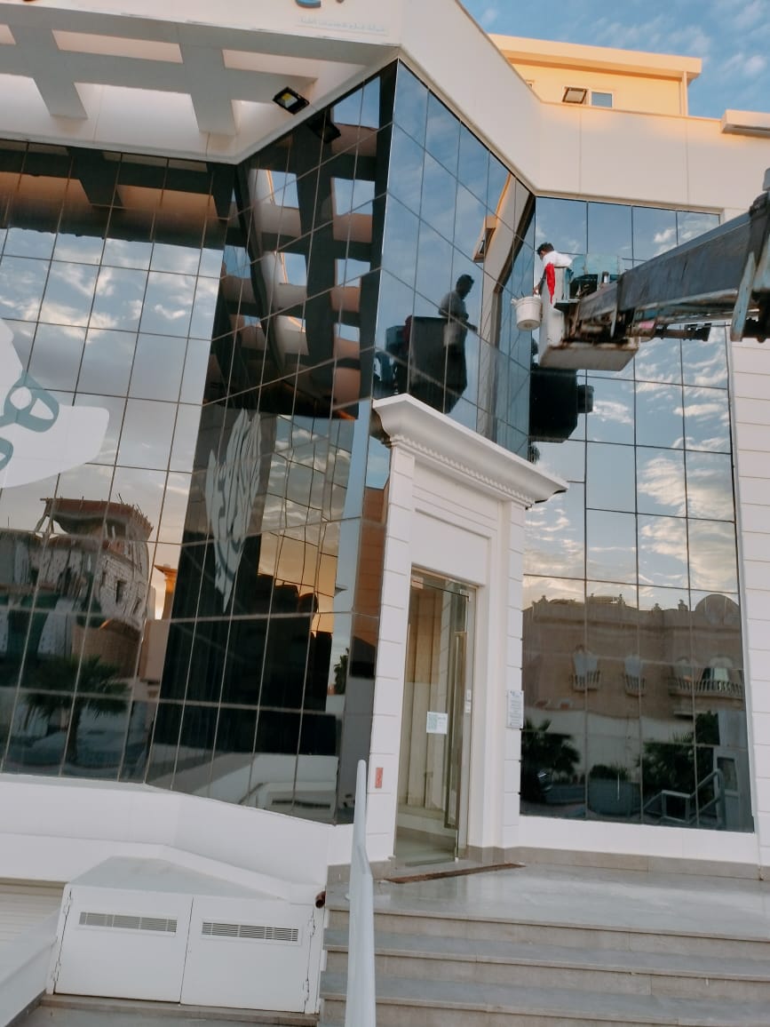 تنظيف واجهات زجاجية